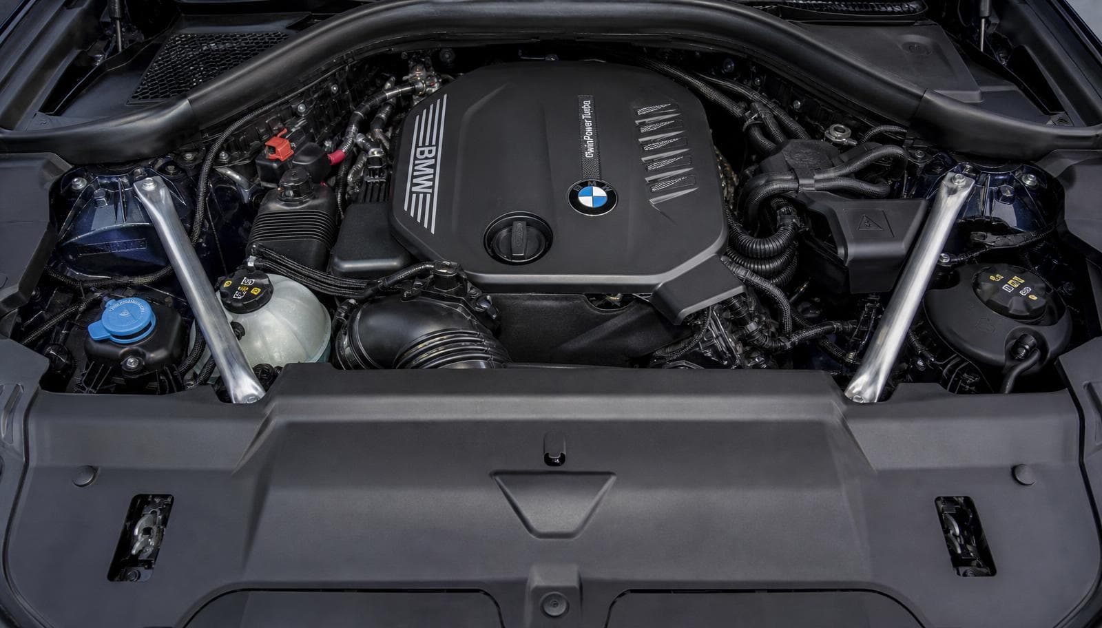 Motorrum i en moderne dieselbil med AdBlue-påfyldning