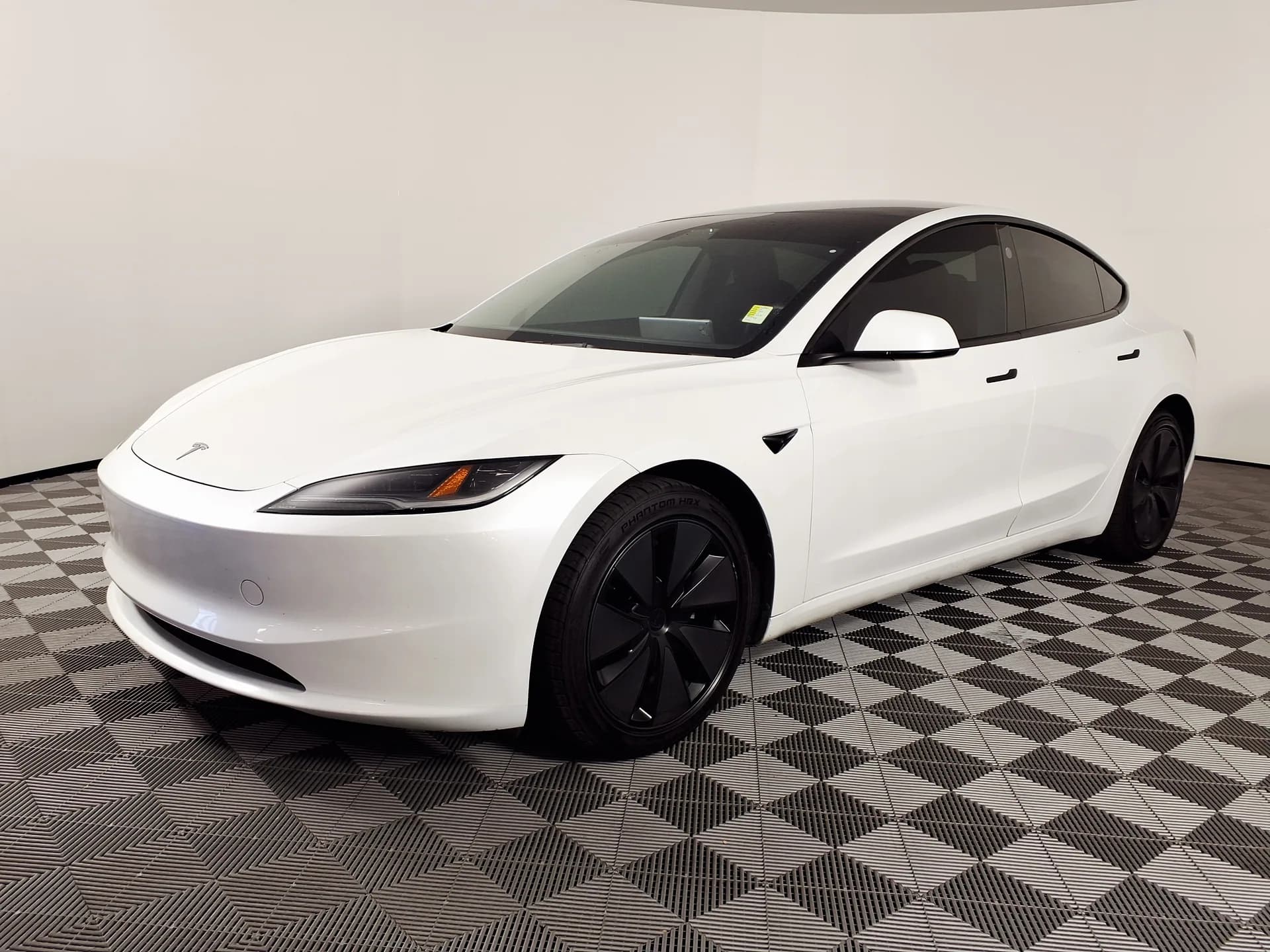 Tesla Model 3 set skråt forfra